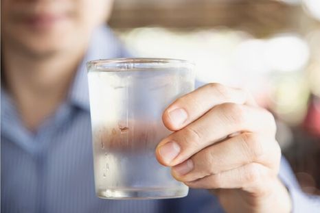 Beber agua es fundamental. Foto: Freepik