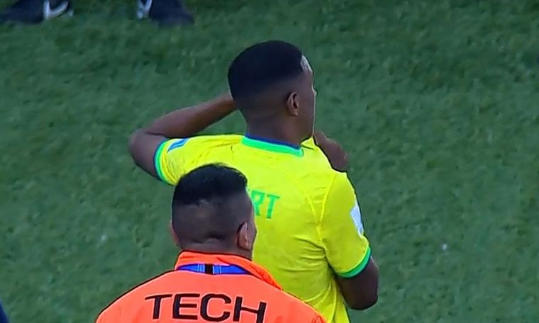 Robert Renan y los gestos a la hinchada argentina. Foto: Captura