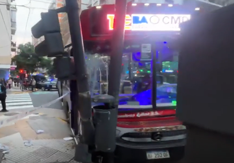 Así quedó el colectivo después del choque.&nbsp;