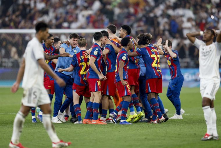 Los jugadores del Barcelona celebran su victoria y la obtención de la Supercopa de España ante el Real Madrid este domingo en el estadio Ciudad Deportiva del Rey Abdalá de Yeda (Arabia Saudí).