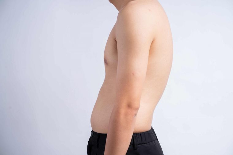 Al realizar estos tres movimientos diariamente la joroba de la espalda desaparecerá en pocos días Foto: Archivo