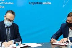 El ministro Kulfas y Fernando López Iervasi, gerente General de Microsoft Argentina, durante la firma del acuerdo.