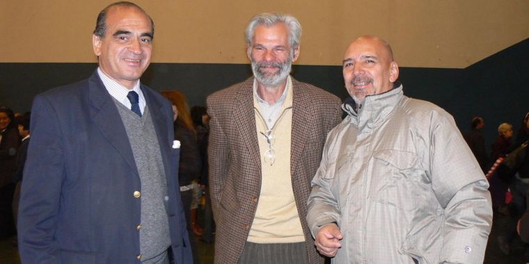 Gustavo Gutiérrez, y los artistas Martín Villalonga y Alberto Thormann, tres creativos que se plegaron a los festejos. Foto: Gentileza