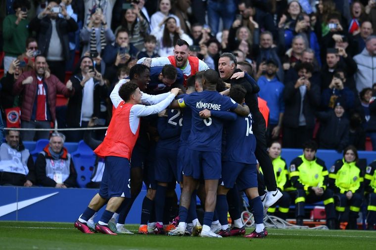 Hasta el entrenador fue a abrazar a Messi. Foto: EFE