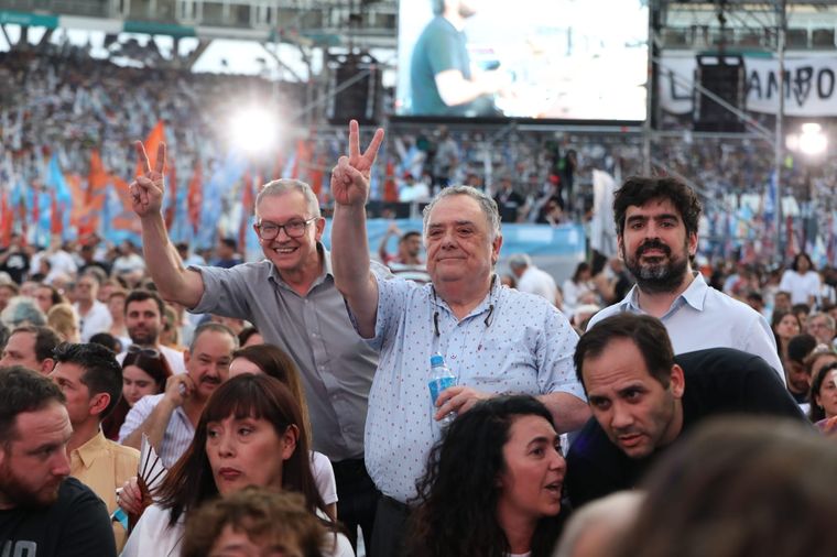 Eduardo Valdés en el centro de la imagen Foto: Twitter: @eduardofvaldes