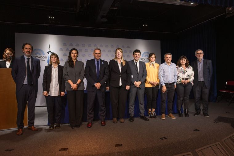 El juez Sebastián Casanello y legisladores de distintos partidos acompañan el proyecto Foto: Bien Restituido