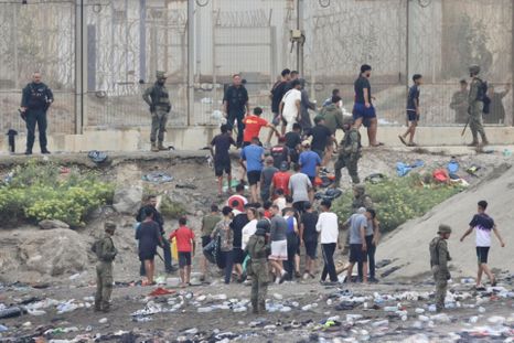 En la calle solo están los migrantes y la Policía, son los únicos, contó un vecino de Ceuta.