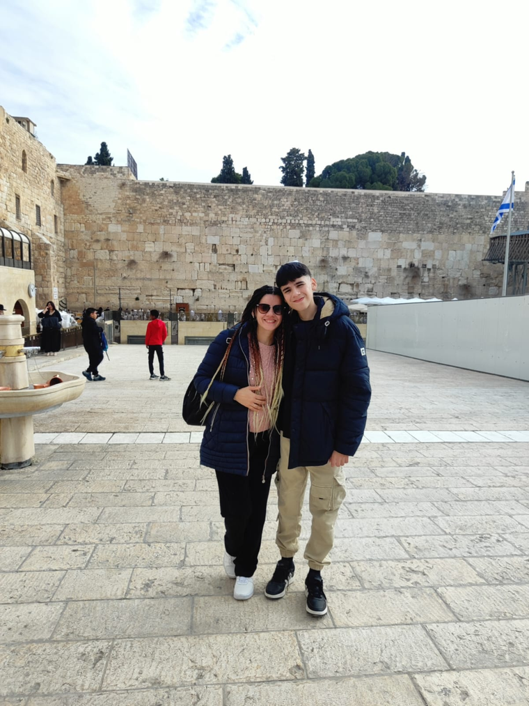 Johana junto a su hijo adolescente Johana junto a su hijo adolescente