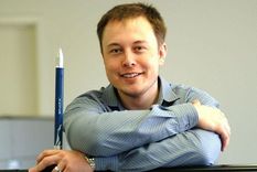 Musk salió de su Sudáfrica natal hacia Canadá para luego estudiar en Estados Unidos. Musk salió de su Sudáfrica natal hacia Canadá para luego estudiar en Estados Unidos.