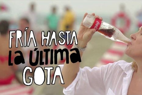 Una botella de Coca Cola hecha de hielo