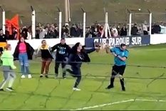 El momento en el que le tiran agua hirviendo al juez Foto: Captura de video.