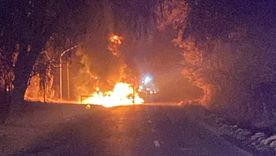 Testigos captaron el incendio del colectivo en el cruce de calle Cubillos y Ruta 40 Vieja. Testigos captaron el incendio del colectivo en el cruce de calle Cubillos y Ruta 40 Vieja.