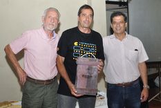 Pepe Rodríguez, el entrenador Pablo Scurri y el presidente del Regatas, Jorge Aguirre Toum. Foto: Prensa Regatas