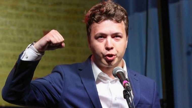 Roman Protasevich dirigiéndose a opositores bielorrusos en Gdansk, Polonia, el pasado mes de agosto. Foto: GETTY IMAGES