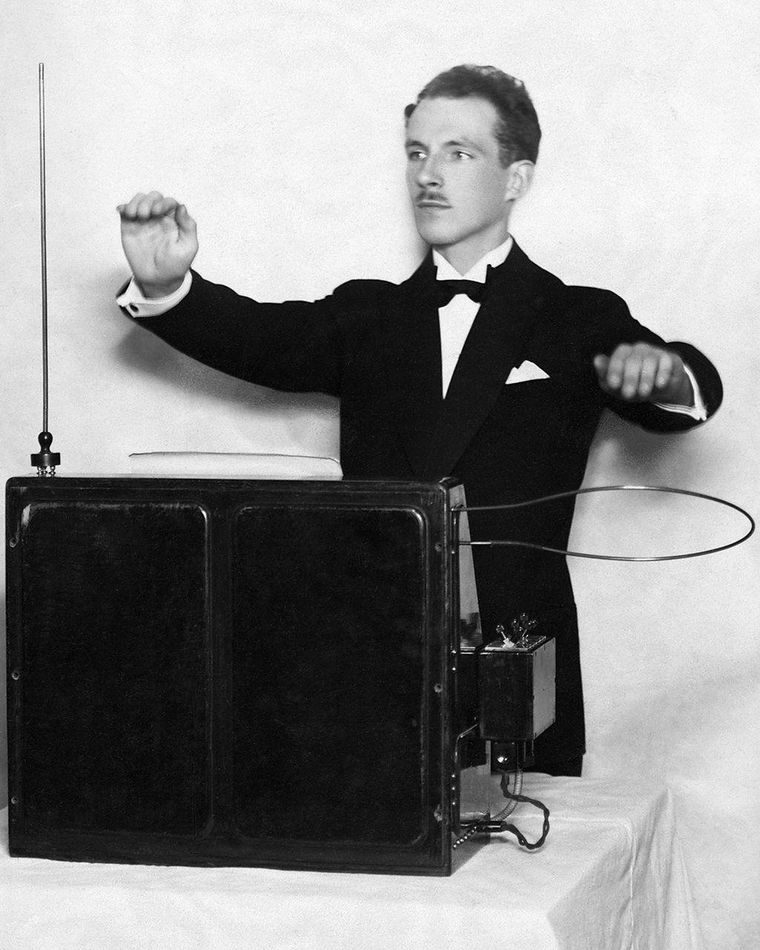 El inventor de "La cosa", Léon Theremin, también ideó el primer instrumento electrónico del mundo, que lleva su nombre.