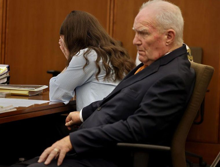 Lindsay Clancy se cubre la cara durante la audiencia sobre el asesinato de sus tres hijos.