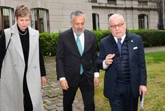 El gobernador Alfredo Cornejo junto a la ministra de Energía y Ambiente, Jimena Latorre, y el embajador argentino en Chile, Jorge Faurie. Foto: Gobierno