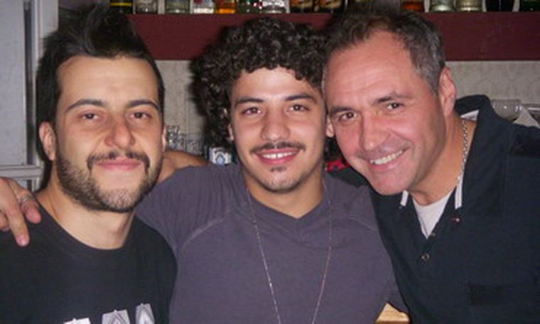 Ale, Chucky, dueño de Casa 3, y Pepe, que se coló en la foto. Foto: MDZ