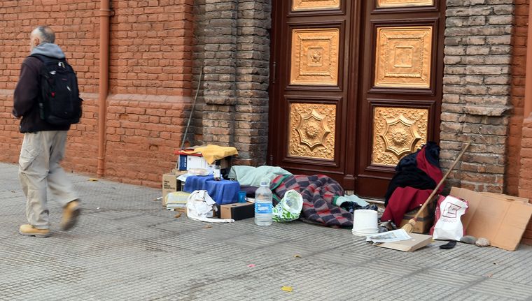 Personas en situación de calle frente a Jesuitas en la Ciudad de Mendoza. Personas en situación de calle frente a Jesuitas en la Ciudad de Mendoza.