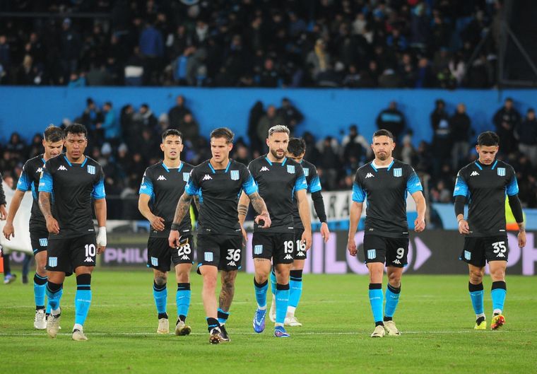 Racing se retira del estadio, con desazón. Foto: FotoBaires