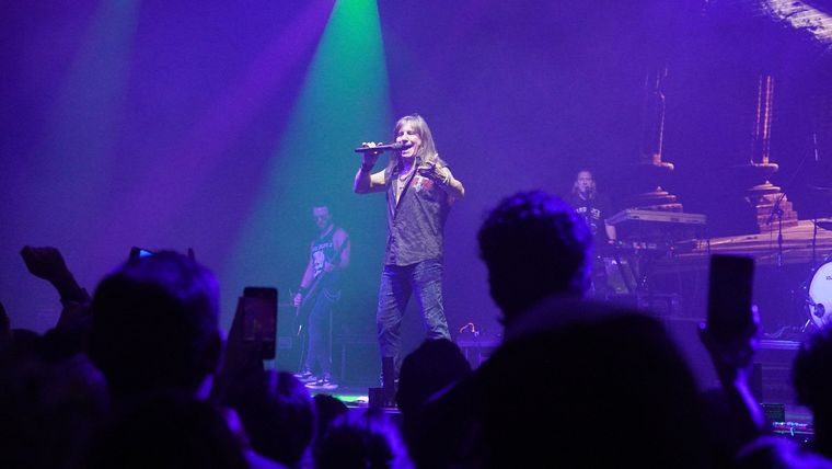 En el comienzo del show, Barilari se mostró con un look total black con chaleco de cuero. En el comienzo del show, Barilari se mostró con un look total black con chaleco de cuero.