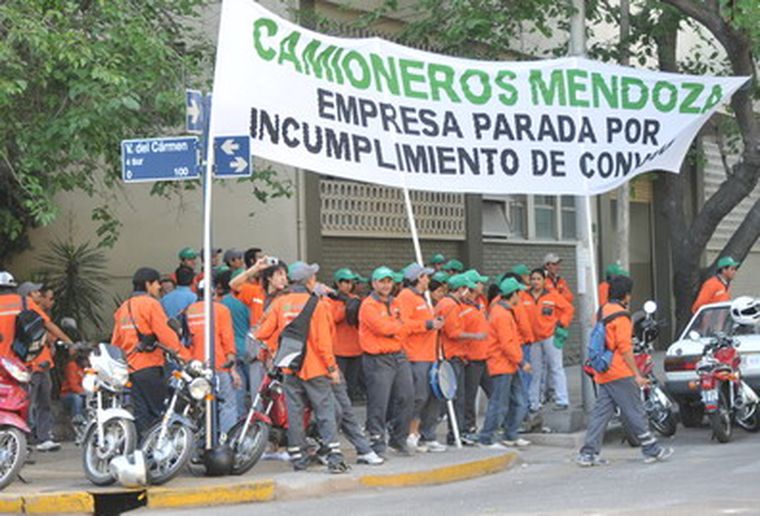 Los trabajadores aún están frente al municipio. Foto: Marcelo Ruiz /MDZ