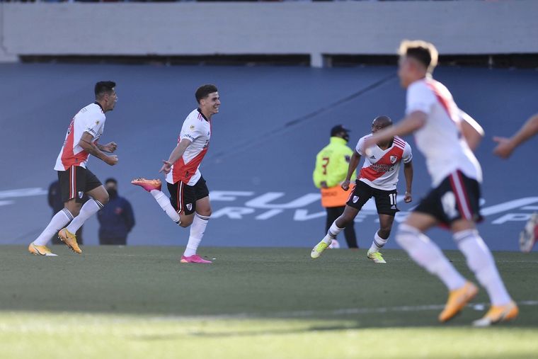Julián festeja el primero de sus goles. Foto: Télam