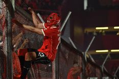 Iván Marcone, justo el 23 de Independiente, se puso una máscara del diablo y se subió al alambrado. El Rojo lo festejó como un campeonato.&nbsp;
