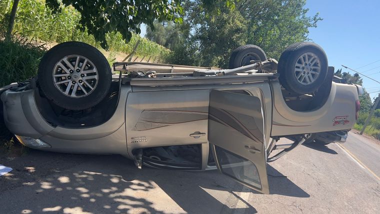 Así quedó la camioneta tras el fuerte choque y vuelco en Junín.  Foto: Ministerio de Seguridad.