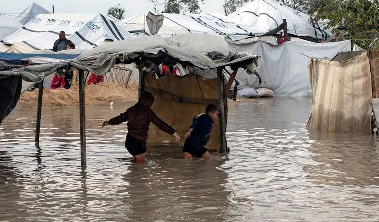 Ahora, Gaza soporta, además, una tormenta polar con inundaciones y mucho frío. Foto Efe Ahora, Gaza soporta, además, una tormenta polar con inundaciones y mucho frío. Foto Efe
