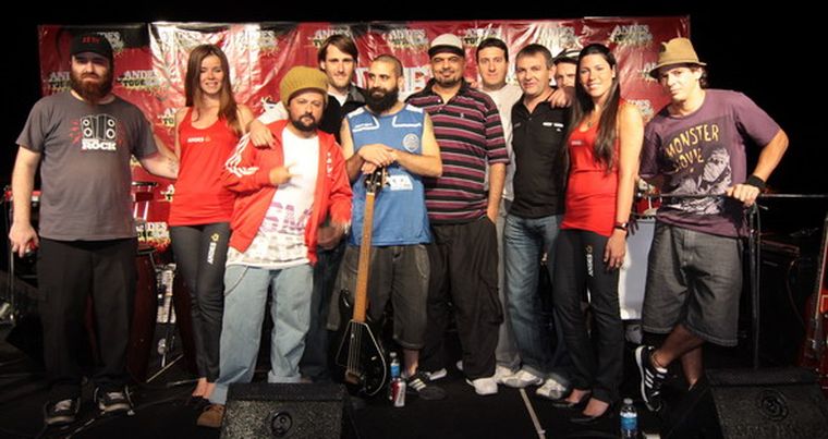 Los músicos de Karamelo Santo junto a los ejecutivos de Andes durante la prueba de sonido. Foto: Gentileza