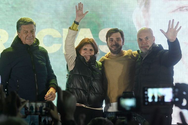 Festejos Patricia Bullrich y Horacio Rodríguez Larreta en el escenario junto a Ignacio Torres, ganador de las elecciones en Chubut Foto: Prensa Larreta