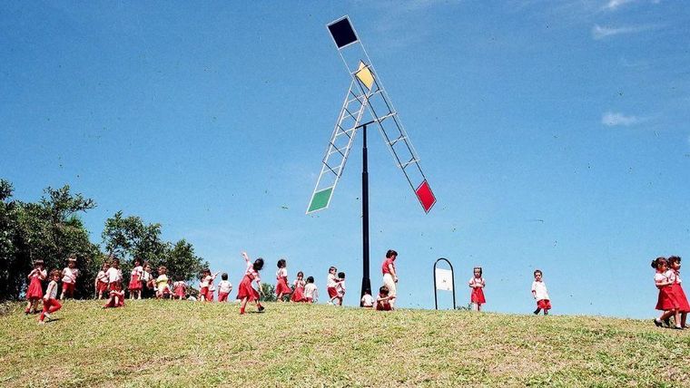 Niños jugando cerca de una de las invenciones ecológicas de Gaviotas.