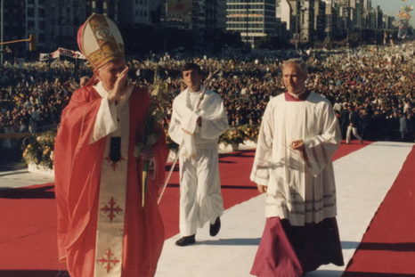 El día que Juan Pablo II dio una multitudinaria misa en la avenida 9 de Julio el 12 de abril de 1987.
