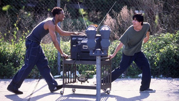 Tyrone (Marlon Wayans) y Harry (Jared Leto) inicialmente ven el tráfico de drogas como una forma de ganar dinero rápido antes de seguir adelante con sus vidas.