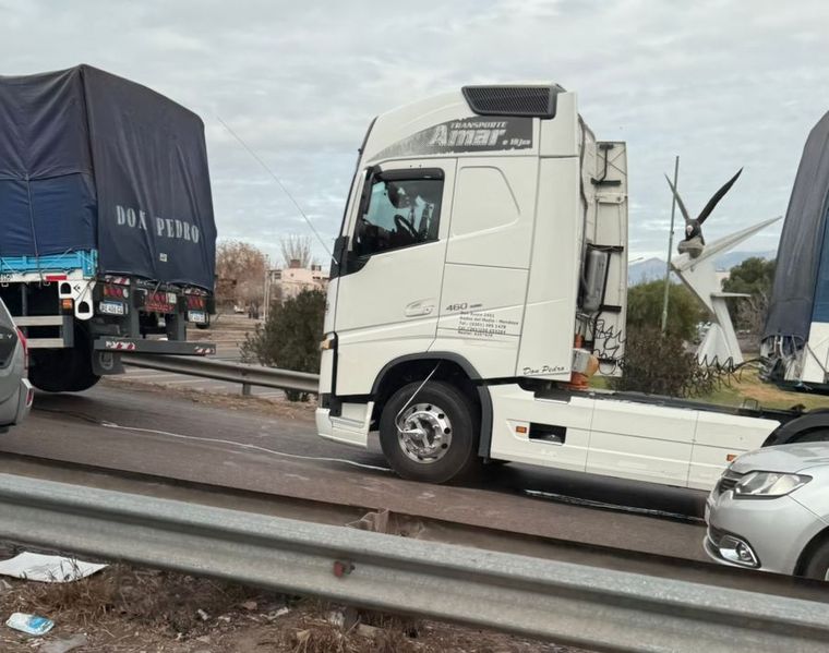 El acoplado con lona azul de Don Pedro se desprendió sobre el carril derecho en plena circunvalación