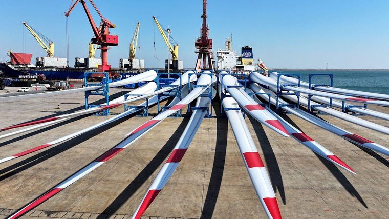Los aerogeneradores son cada vez más altos y sus palas más grandes, en un intento de captar más energía del viento.