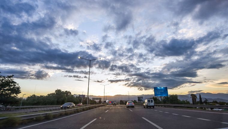 El ingreso de un frente frío provocará lluvias y nevadas en zonas cordilleranas.