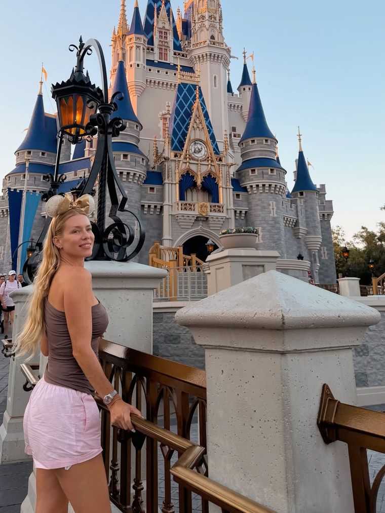 El Castillo de Cenicienta en Magic Kingdom funcionó como escenario para los retratos más emotivos de la jornada familiar. El Castillo de Cenicienta en Magic Kingdom funcionó como escenario para los retratos más emotivos de la jornada familiar.