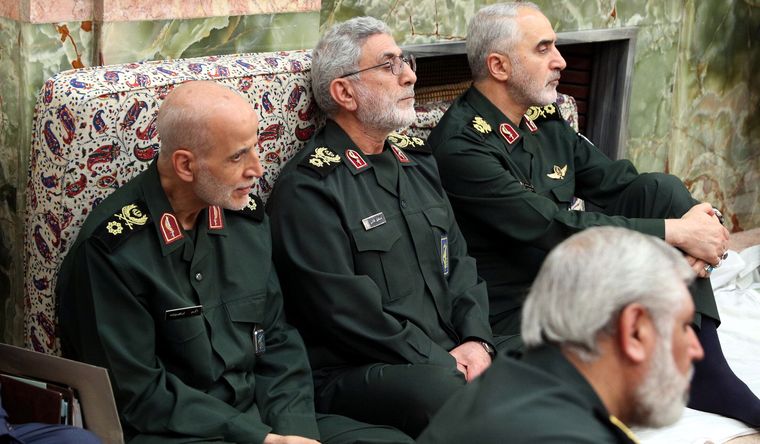 En Irán, Esmail Qaani (C), comandante de la unidad de élite Fuerza Quds del Cuerpo de la Guardia Revolucionaria Islámica de Irán (CGRI), asiste a una reunión con el Líder Supremo iraní y comandantes de las Fuerzas Armadas de la República Islámica de Irán. Foto DPA