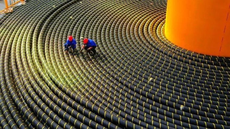 Si todo el cableado que se extiende por los océanos se desplegara, alcanzaría para dar una vuelta al sol. Foto: BBC