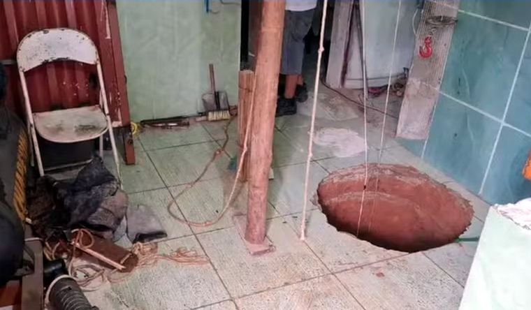 El hoyo en la humilde cocina del jubilado de Brasil. Foto: Brasil/ CorpodeBombeiros.