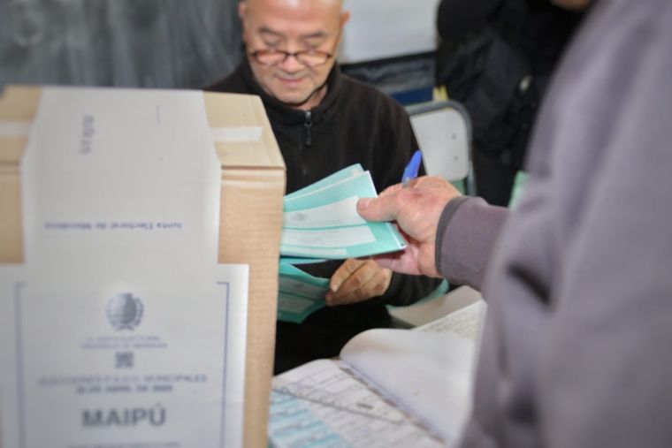 El domingo hay elecciones y muchos mendocinos aún no deciden a quién votar. Foto: Santiago Tagua/MDZ