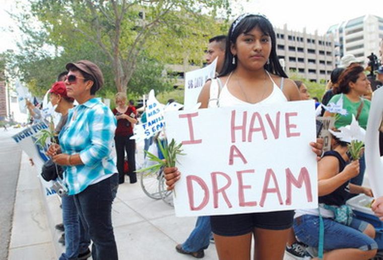 Una niña sostiene una pancarta donde se lee Tengo un sueño, en Arizona. Foto: EFE
