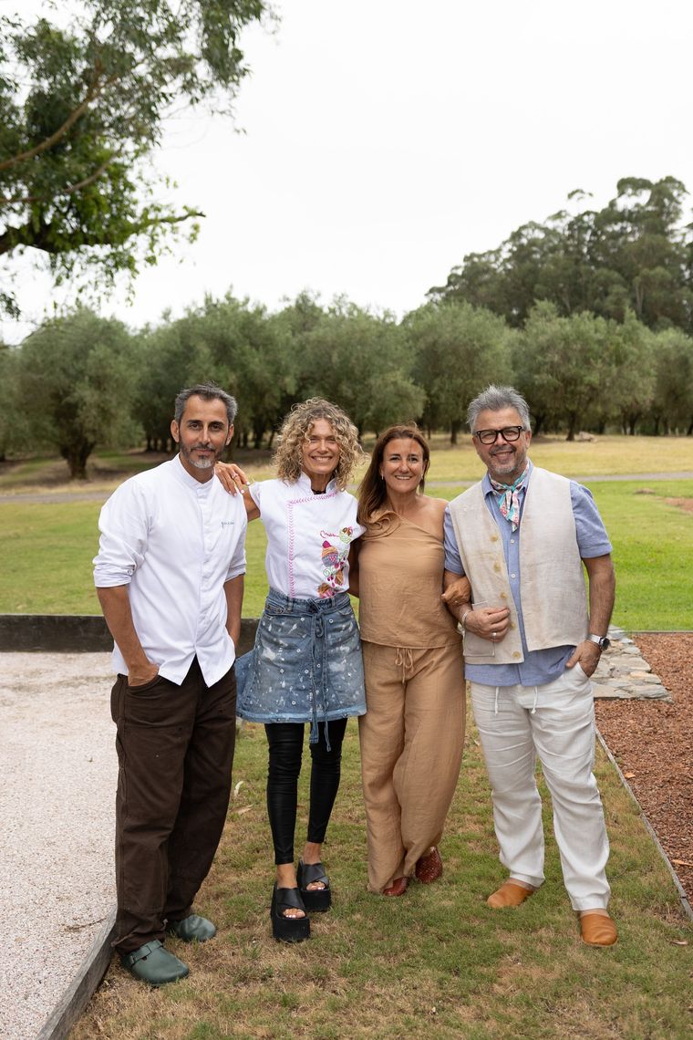 Lucas Bustos, Maru Botana, Verónica Álvarez Calvet y Donato de Santis. Lucas Bustos, Maru Botana, Verónica Álvarez Calvet y Donato de Santis.