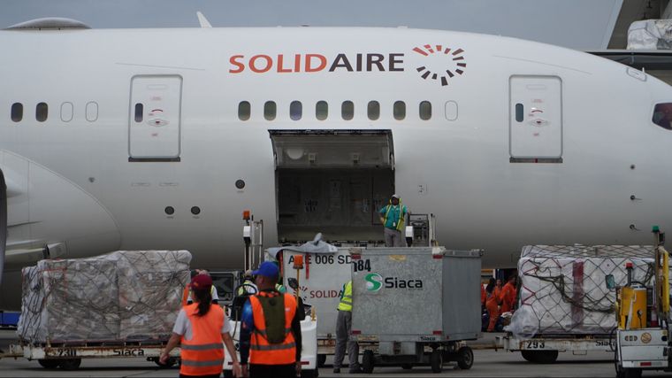 El vuelo llevaba cerca de ocho toneladas de insumos humanitarios donados por la Cruz Roja Argentina.  