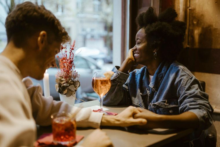 Villarreal sostiene que al inicio de una relación las parejas están "histéricos" y luego con la llegada del amor "recuperan la compostura". Villarreal sostiene que al inicio de una relación las parejas están "histéricos" y luego con la llegada del amor "recuperan la compostura".