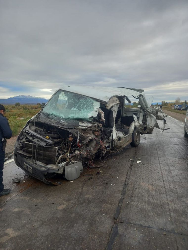El conductor del furgón sufrió la amputación de un miembro superior tras chocar con un camión en Jocolí Foto: Ministerio de Seguridad de Mendoza