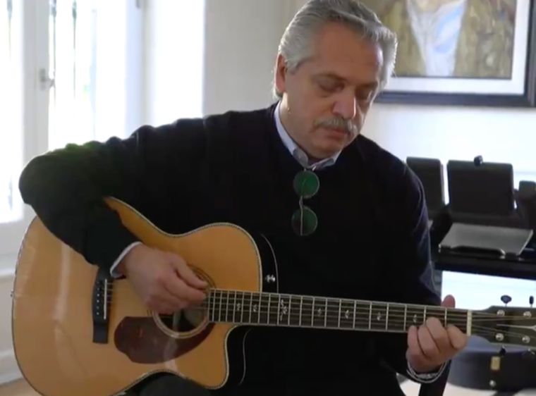 El presidente lanzó un video mensaje en el atardecer del domingo 3 de mayo.