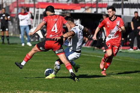 Deportivo Maipú no pudo aguantar el empate y, tras la expulsión de Matías Villarreal, sufrió el tanto de Patronato. Deportivo Maipú no pudo aguantar el empate y, tras la expulsión de Matías Villarreal, sufrió el tanto de Patronato.